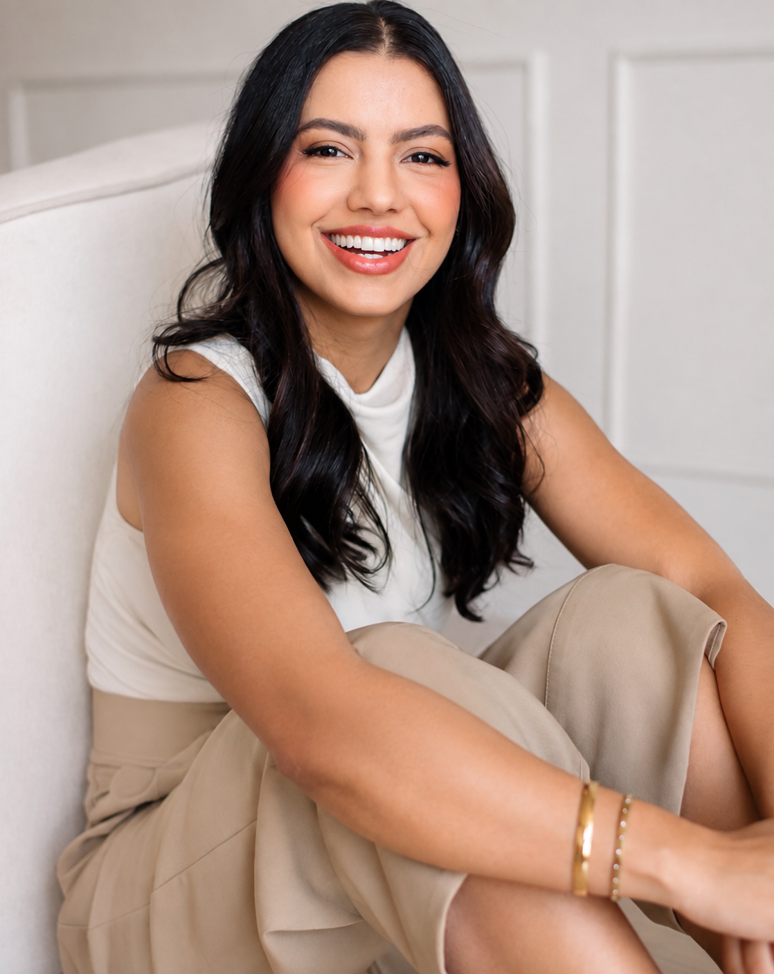 Retrato da Dra. Bárbara Coelho sorrindo no consultório
